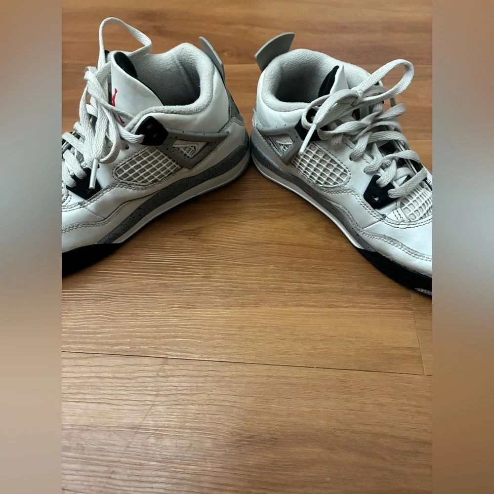 Nike Air Jordan 4 sneaker Size 2Y